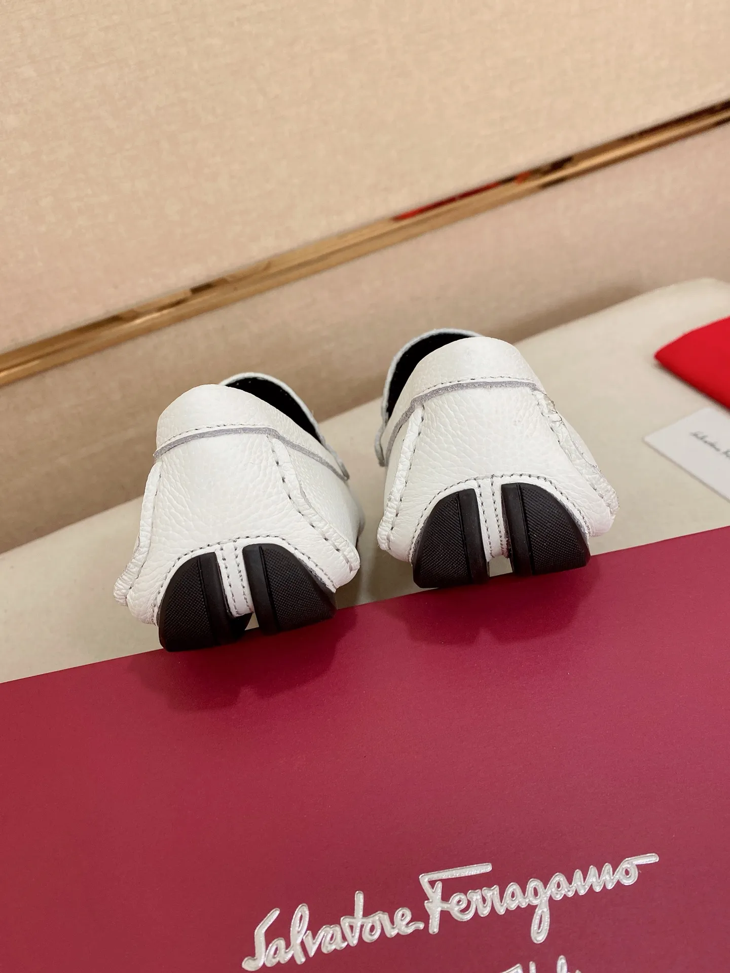 Men's shoes💰: 560💰High-end quality! Ferragamo🆕🆕Exclusive hot-selling products in stock🔥🔥New products on the shelves, high-quality Ferragamo men's pea shoes, high-end casual driving shoes, with complete packaging! 💪 💪 Material: imported first-layer pebbled cowhide 🐂 + imported high-quality water-dyed cowhide lining + wear-resistant outsole 👍🏻👍🏻 Features: high-end and comfortable, purely handmade 🚀 🚀 Create the perfect shoe that suits you best 🔥 🔥 Size: (38-44) 45 standard size can be customized!